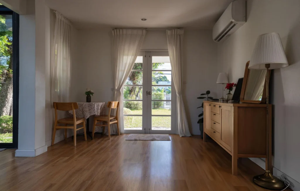 Vinyl Flooring and Laminate Flooring