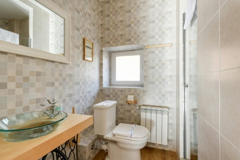 Best Layouts for Small Bathrooms: What Really Works in Tight Spaces?